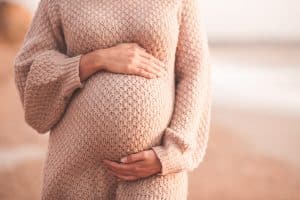 אישה בהיריון מחזיקה את הבטן